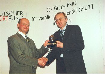 Heinz Falk nimmt das Grüne Band entgegen