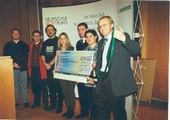 Der Vereinsvorstand erhält einen Siegerscheck