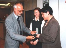 Martina Tock und Kirsten Falk nehmen den Preis entgegen