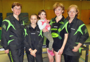 Kuriose Damen im Aufstellungschaos